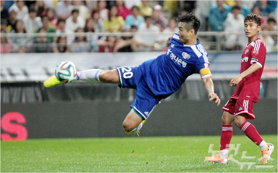 25일저녁서울월드컵경기장에서열린하나은행K리그올스타with팀박지성경기에서팀K리그이동국이발리슛을시도하고있다.(박종민기자)