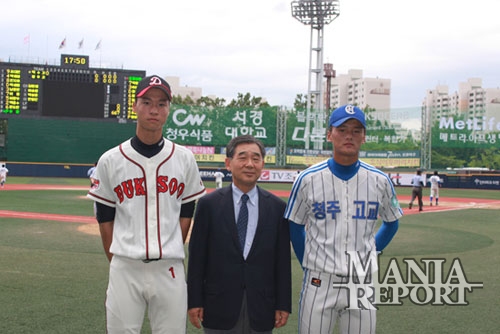 ▲덕수고-청주고전을앞두고목동구장을찾은KT스포츠김영수대표이사(사진중앙).사진│김현희기자