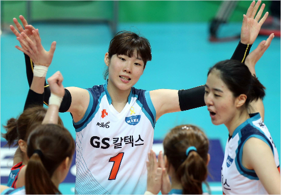'우린우승팀이잖아'GS칼텍스이소영이26일흥국생명과컵대회4강전에서득점에성공한뒤팀동료들과기뻐하고있다.(안산=발리볼코리아제공)