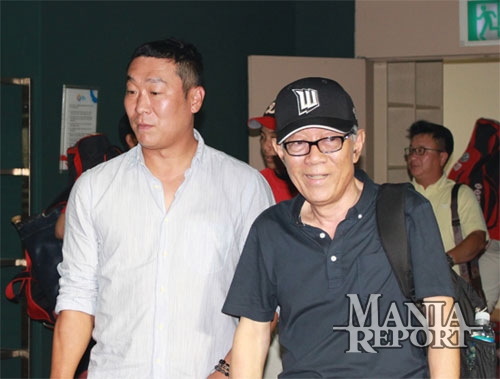 ▲8강전마지막경기후더그아웃에모습을드러낸유수호아나운서(사진우)와정수근해설위원(사진좌).사진│김현희기자