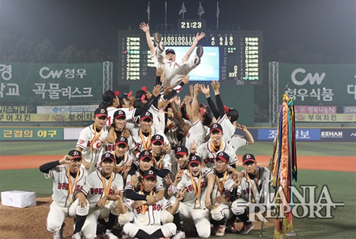 ▲우승이후정윤진감독을헹가래치는덕수고선수들.사진│김현희기자