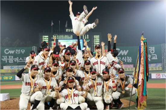 '57년만의3연패'덕수고선수들이28일청룡기결승에서충암고를누르고통산5번째및대회3연패를달성한뒤정윤진감독을헹가래치며기념촬영을하고있다.(사진=대한야구협회)
