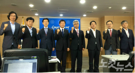 이용수대한축구협회신임기술위원장(오른쪽두번째)이문화체육관광부의'한국축구혁신특별전담팀'구성·운영기자회견후화이팅포즈를취하고있다.