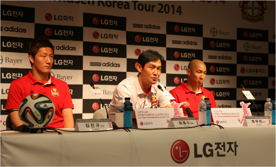 최용수서울감독은독일분데스리가바이엘레버쿠젠과친선경기에서손흥민이마음껏경기할수있도록배려하겠다는계획이다.(자료사진=FC서울)