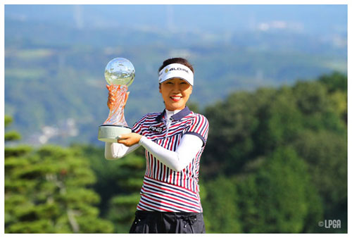 ▲2013년JLPGA투어스탠리레이디스에서우승컵을들어올린강수연.사진