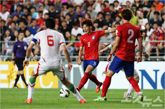 지난2013년이란과의브라질월드컵아시아최종예선A조8차전경기에서손흥민이슛을시도하고있다.(윤성호기자)