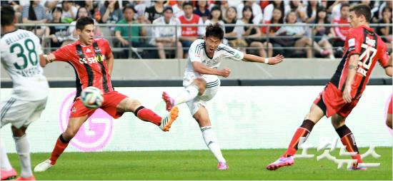 손흥민과류승우가활약하는바이엘레버쿠젠은FC서울과친선경기에서독일분데스리가최고수준의경기력을마음껏선보였다.황진환기자