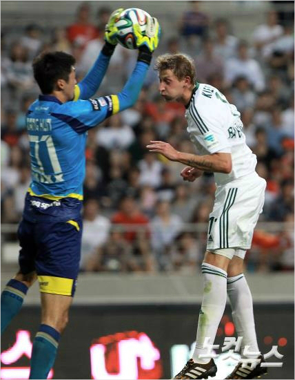 30일오후서울월드컵경기장에서열린독일바이엘04레버쿠젠과FC서울의경기에서레버쿠젠슈테판키슬링이헤딩슛을시도하고,유상훈이이를막고있다.이두선수는이날경기MVP로선정됐다.(황진환기자)