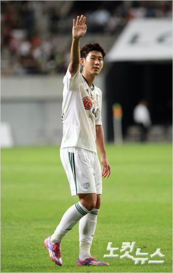 손흥민은소속팀레버쿠젠의유니폼을입고경기한FC서울과친선경기에서풀타임활약하며4만6000여관중의뜨거운성원에보답했다.황진환기자