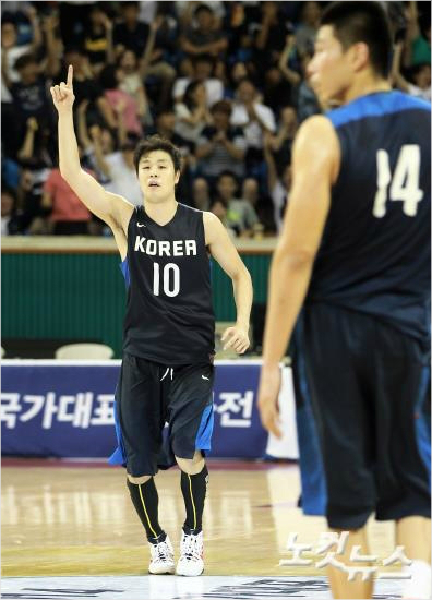 31일잠실학생체육관에서열린대한민국농구대표팀과뉴질랜드농구대표팀의평가전에서한국대표팀조성민이3점슛을성공시킨뒤세리머니를하고있다(사진=황진환기자jordanh@cbs.co.kr)