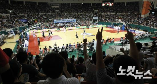 31일오후서울잠실학생체육관에서열린대한민국농구대표팀과뉴질랜드농구대표팀의평가전에서관중들이대표팀선수들의플레이에열광하고있다(사진=노컷뉴스황진환기자jordanh@cbs.co.kr)