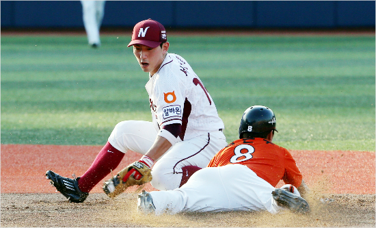 '대기록의순간'한화정근우가30일목동넥센전에서사상첫9년연속20도루를달성하는모습.(자료사진=한화이글스)