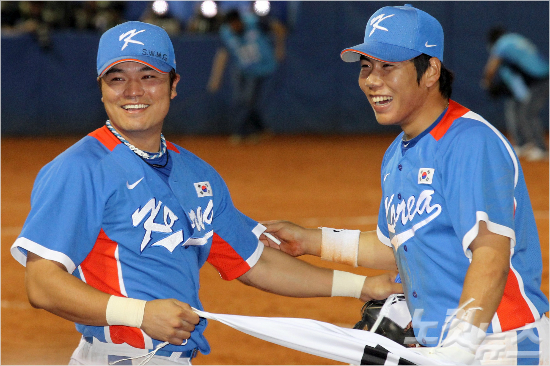 '4년전영광,인천에서도'오는9월개막하는인천아시안게임야구대표팀을놓고군미필자와예비군선수들에대한배려논란이뜨겁다.그러나미필선수들의강력한동기부여가성적으로연결된다는주장도만만치않다.사진은2010년광저우대회우승을이끈뒤추신수(왼쪽)와강정호가기뻐하는모습.(자료사진)