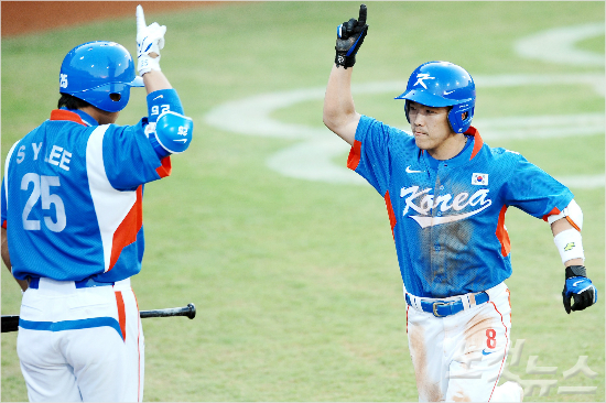 '병역브로커와함께'2008베이징올림픽에서정근우(오른쪽)가캐나다와예선전에서결승홈런을때려낸뒤이승엽과하이파이브를하고있는모습.(자료사진)