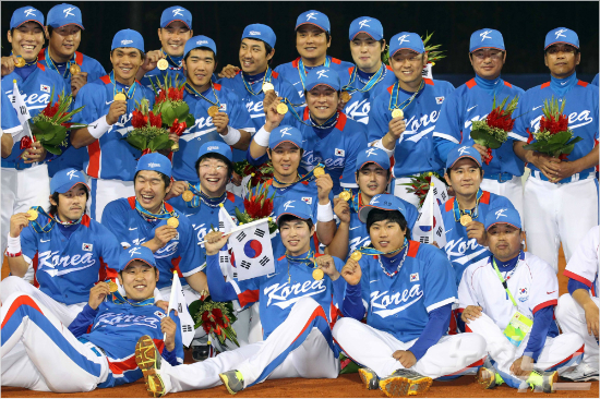 '이모습,인천에서도'한국야구는2006년도하아시안게임에서동메달수모의아픈기억을갖고있다.이후광저우에서명예회복을이뤘고,안방인인천에서도같은결과를기대하고있다.사진은광저우대회우승뒤기념촬영모습.(자료사진)
