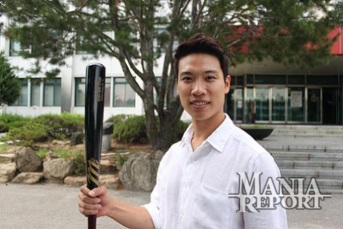 ▲나경민이손에들고있는것은다름아닌'추신수방망이'다.방망이윗면에'SHINSOOCHOO'라는이름이또렷이새겨있다.사진│김현희기자