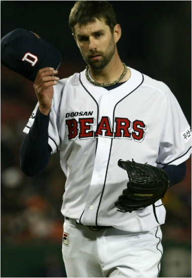 '지못미,니느님'예정보다하루먼저3일대전한화전에선발로나와6이닝4실점하면서끝내팀의연패를끊지못한두산우완더스틴니퍼트.(자료사진=두산베어스)