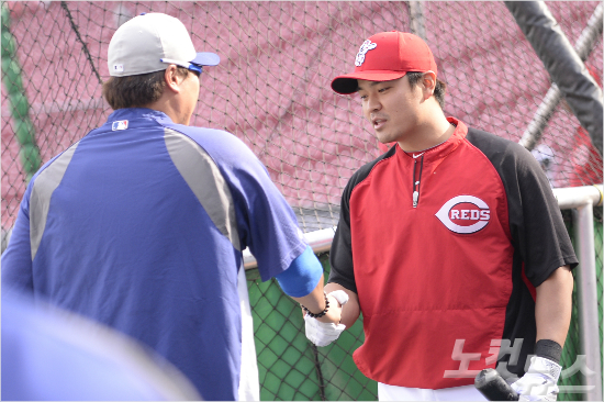 '지난해만큼만됐으면...'지난해신시내티에서내셔널리그출루율,득점,볼넷2위에오르며최고의시즌을보냈던추신수는올해텍사스로이적해빅리그데뷔후최대위기를맞고있다.사진은지난해다저스와맞대결에앞서류현진과만나악수하는모습.(자료사진)