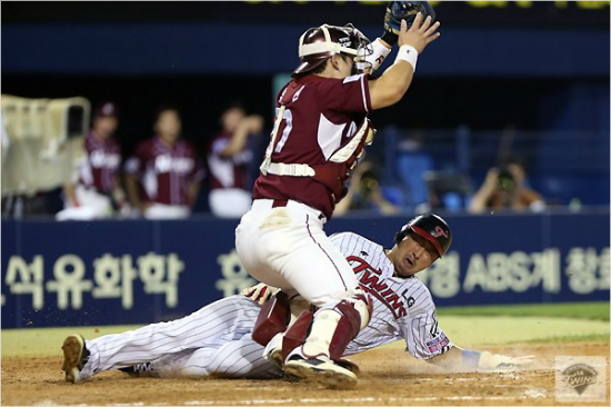 '홈터치직전의찰나'LG이병규(7번)가4일넥센전에서5회채은성의적시타,상대수비실책을틈타홈으로쇄도하고있다.최초아웃이었지만심판합의판정이후세이프로바뀌었다.(사진=LG트윈스)