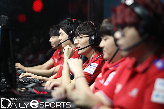 SKT K 롤드컵 직행, 형제 손에 달렸다