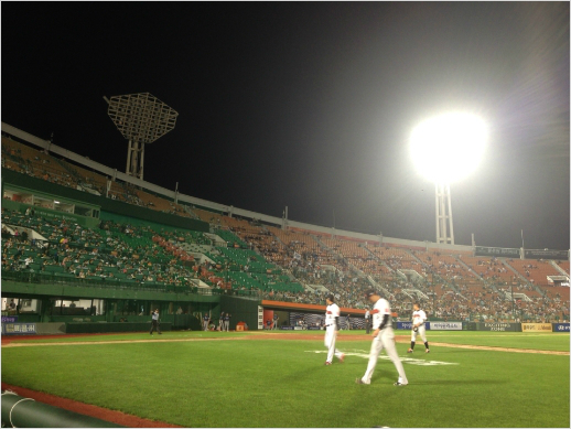 '끝내켜지지못한조명탑'5일NC-롯데전이진행중이던5회초2사에서3루쪽조명탑이꺼져경기가중단되자수비하던롯데선수들이더그아웃으로들어오고있다.(부산=롯데자이언츠)