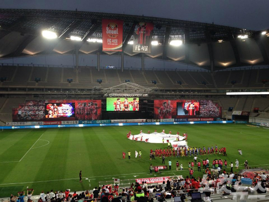 서울월드컵경기장의동쪽관중석이주말콘서트행사설치물로인해가려졌다(사진=노컷뉴스)