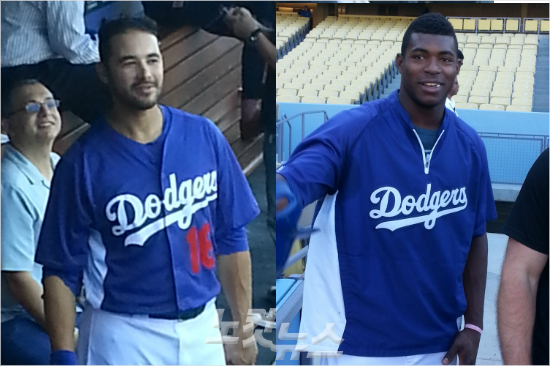 '이디어형,잘해보자고요'7일(한국시각)LA에인절스원정에서13경기만에원래포지션인오익수로나선야시엘푸이그(오른쪽)와대신중견수로출전한안드레이디어.(자료사진)