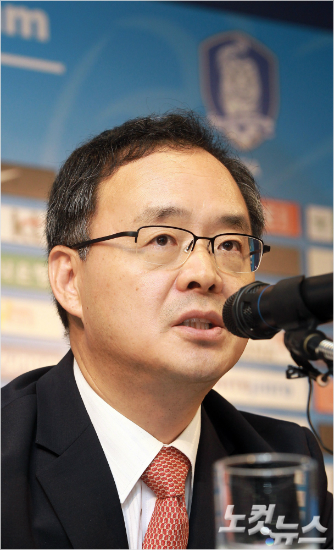 이용수대한축구협회기술위원장은네덜란드출신베르트판마르베이크감독과차기축구대표팀감독직협상을마치고그의답을기다리고있다고밝혔다.황진환기자