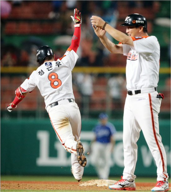 '나도홈런친다고요'한화정근우가6일삼성과홈경기에서연장11회말끝내기투런포를날린뒤그라운드를돌고있다.(청주=한화이글스)