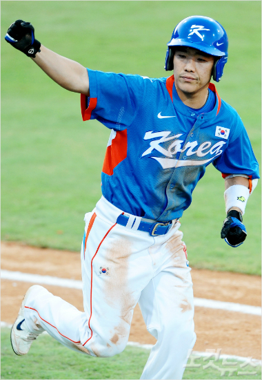 '얕보면큰코다쳐요'2008년베이징올림픽캐나다와예선에서3회결승솔로포를날린뒤그라운드를돌며주먹을불끈쥐어보이고있는정근우.(자료사진)