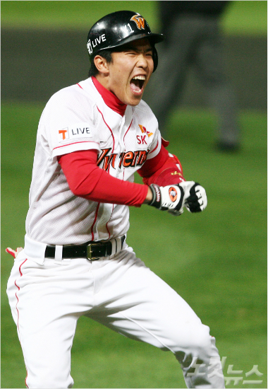 '이렇게좋을수가'2007년SK에서뛰던정근우가두산과한국시리즈6차전에서3회1사1루에서역전2점홈런을터뜨린뒤환호하는모습.(자료사진)