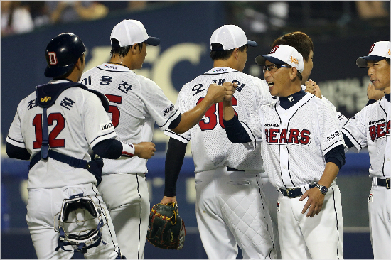 '이모습다시나와야하는데...'두산은최근선발요원들이빠지고불펜이난조를보이는등마운드의어려움을겪고있다.다만일정상의유리함에기대를걸고있다.사진은지난5일KIA전승리뒤선수단이기뻐하는모습.(자료사진=두산베어스)