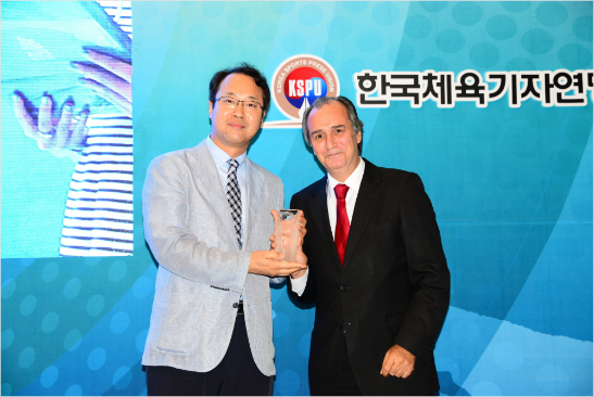 이사트일마에르AIPS수석부회장(사진오른쪽)이김경호한국체육기자연맹(KSPU)회장에게감사패를전달했다(사진=한국체육기자연맹)