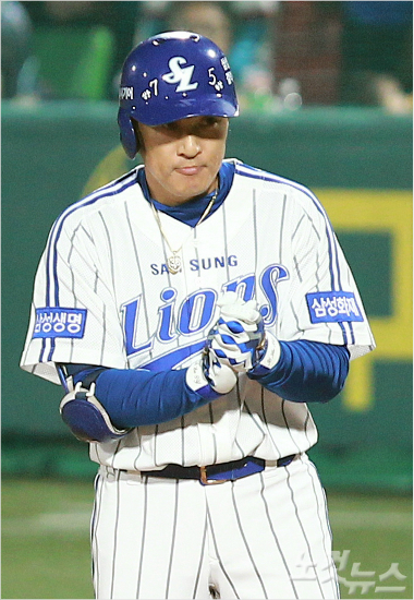 '2014년두고보자'삼성이승엽은최악의부진을보인2013시즌을마친뒤2014시즌부활을무섭게다짐했다.사진은그해11월1일두산과한국시리즈7차전에서동점타를친뒤에도입술을굳게다문모습.(자료사진=황진환기자)