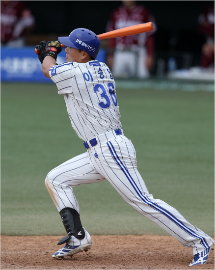 '이건희회장도깨우는국민타자'지난5월25일넥센전에서나온이승엽의3점홈런은혼수상태중이던삼성그룹이건희회장도깨운한방으로도더크게알려졌다.사진은당시홈런을치는순간모습.(자료사진=삼성라이온즈)