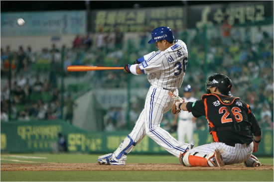 '8회는아예걸러라'8일대구롯데전에서7-9로뒤진8회말이승엽이동점투런포를날리는모습.(대구=삼성라이온즈)