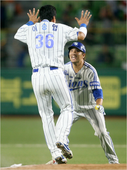 '행님아니었음끝내기도없었심더!'8일롯데전에서이승엽이9회말끝내기안타를때린채태인에게달려가축하를하고있는모습.(대구=삼성라이온즈)