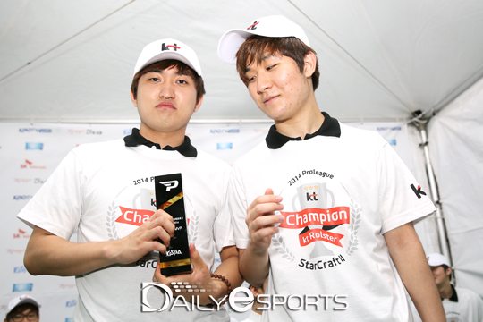 KT 테란 이영호(왼쪽)와 전태양.