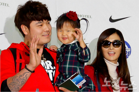 '아빠,1000안타때렸어'지난1월추신수가국내일정을마치고가족과함께텍사스로출국하는모습.(자료사진)