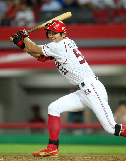 '안타는없었어도...'KIA이대형은10일롯데전에서4회교체투입돼안타는때리지못했지만볼넷과득점,그림같은수비로팀승리에기여했다.사진은6회타격때모습.(광주=KIA타이거즈)