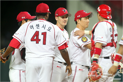 KIA가10일롯데전에서승리,연승을거두면서4강싸움이다시접전양상으로바뀌었다(KIA제공)