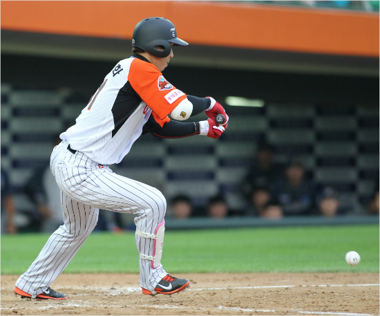 '이렇게땅으로굴려야했는데...'롯데는10일광주KIA전에서희생번트가잇따라뜬공처리되면서기회를살리지못해1-5패배의빌미가됐다.사진은이승화가지난6월29일NC전에서번트안타를성공시키는모습.(자료사진=롯데자이언츠)