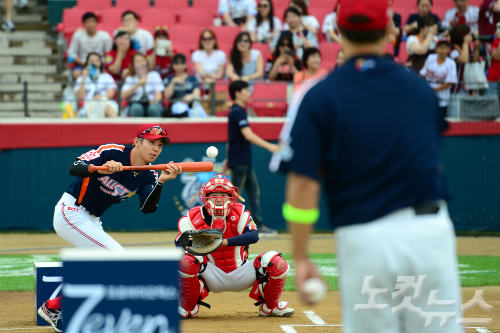 승부처에서번트는웬만한안타보다값진평가를받는다.프로야구올스타전에서도번트왕선발대회가펼쳐질정도로중요성을점점인정받고있다.사진은지난달18일올스타전에서번트왕선발대회에나선KIA이대형.(사진=KIA타이거즈제공/자료사진)