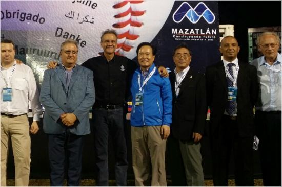 이병석대한야구협회장(가운데)이9일(현지시각)멕시코에서열린국제야구연맹제3차집행위원회에서2016년세계여자월드컵유치를확정지은뒤관계자들과함께포즈를취한모습.(자료사진=대한야구협회)