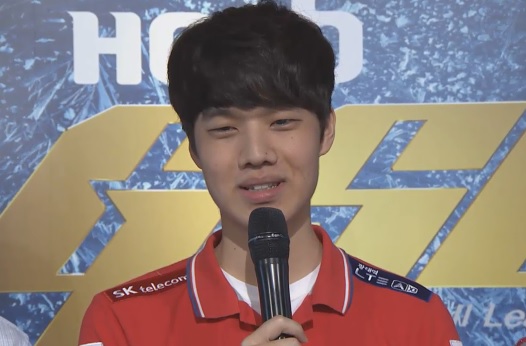 SK텔레콤 정윤종이 승자전에서 주성욱을 꺾은 뒤 인터뷰에 응하고 있다(사진=곰exp 방송 화면 캡처).