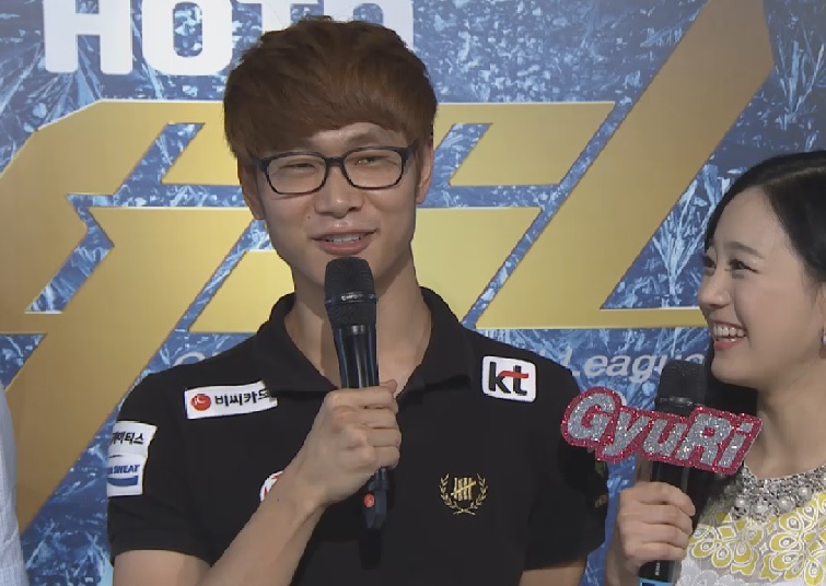 KT 롤스터 주성욱이 최종전에서 진에어 이병렬을 꺾은 뒤 인터뷰에 응하고 있다(사진=곰exp 방송 화면 캡처).