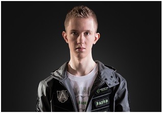 얼라이언스의 중단 담당 '프로겐' 헨릭 한센(사진=리그피디아 발췌).