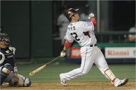 '안봐도넘어갔다'넥센은15일두산과홈경기에서모든점수를장타로만뽑아내는가공할파워를뽐내며8-2낙승을거뒀다.사진은4번타자박병호가38호장외홈런을날린뒤타구를응시하는모습.(자료사진=넥센히어로즈)