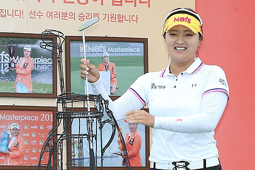 ▲고진영이캐디백모양아트트로피에자신의퍼터를꽂고있다.사진
