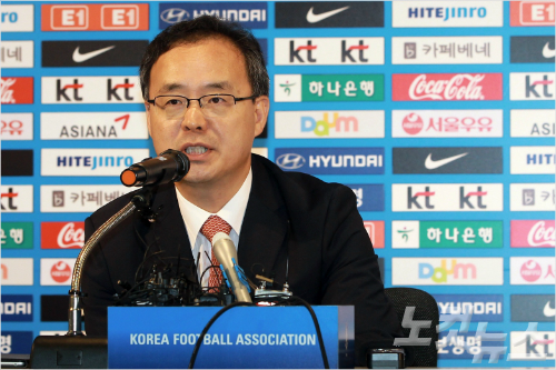 이용수대한축구협회기술위원장이지난7일오전서울신문로축구회관에서기자회견을갖고대표팀감독선임과관련중간경과를밝히고있다.황진환기자